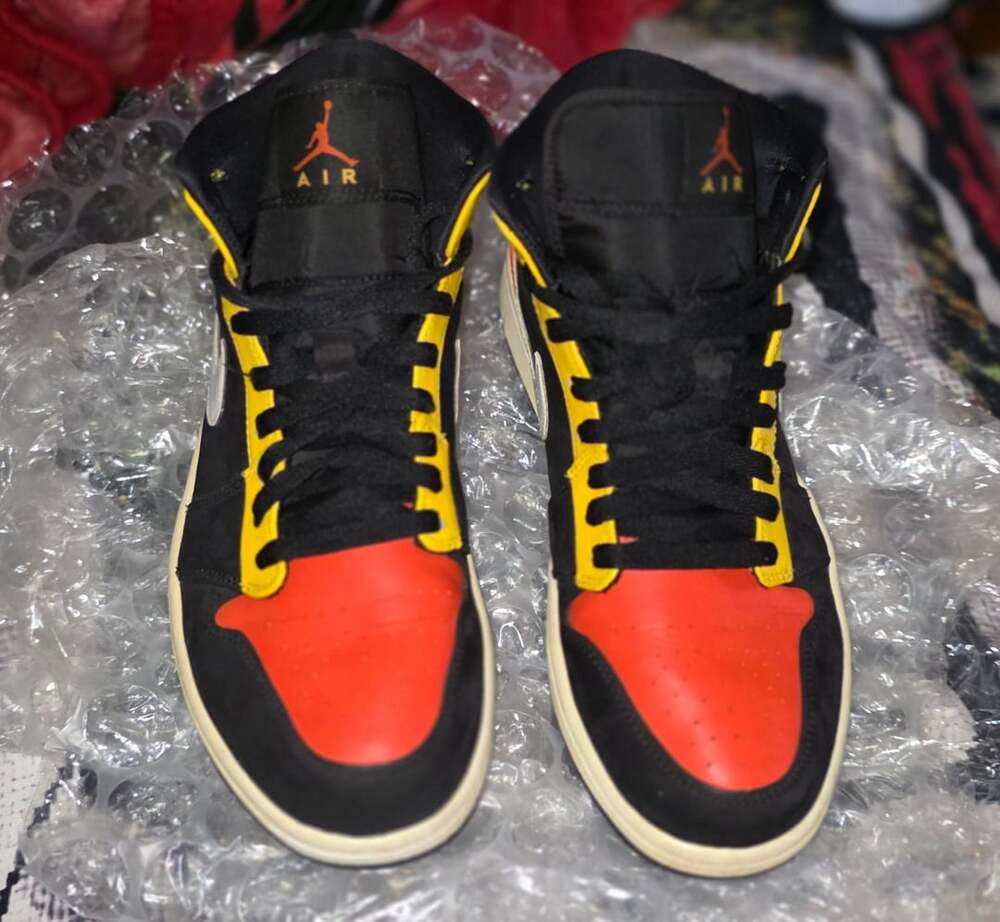 Nike Air Jordan 1 Mid SE Size 9.5 Black Team Orange Amarillo